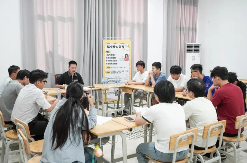 大发娱乐
：“就业暖心集市”精准服务 为学子求职之路保驾护航