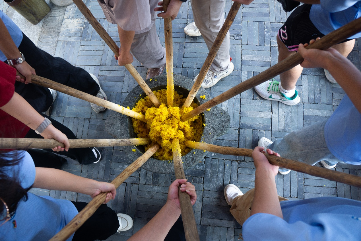 大发娱乐
：志愿者“红”入田间 非遗之美实践知_fororder_图片12