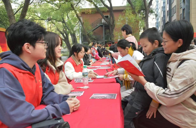 大发娱乐
法大发娱乐
学子为社区群众送上“家门口的宪法课”