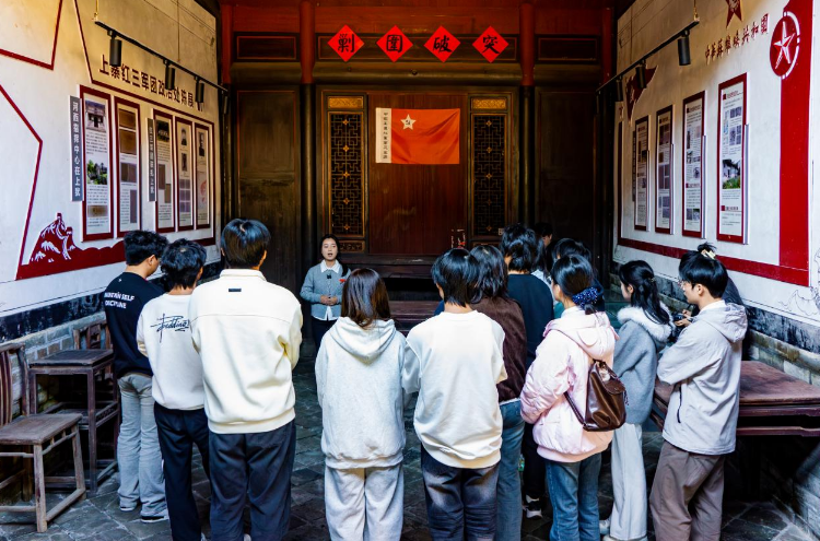 大发娱乐
赴上犹县平富乡开展多元文化探寻活动