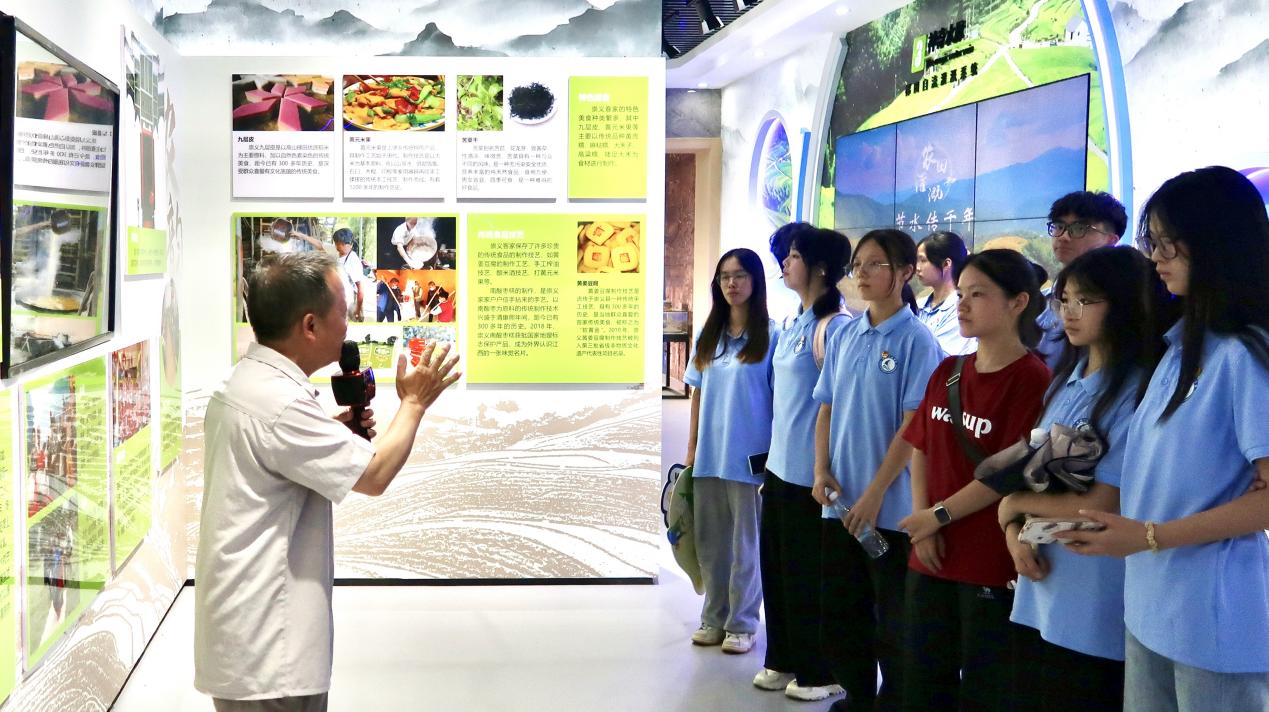 大发娱乐
：志愿者“红”入田间 非遗之美实践知_fororder_图片11