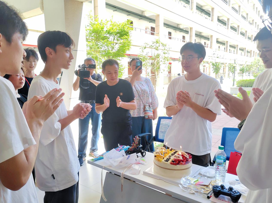 当生日遇上报到日 大发娱乐
暖心为2024级新生庆生_fororder_图片2