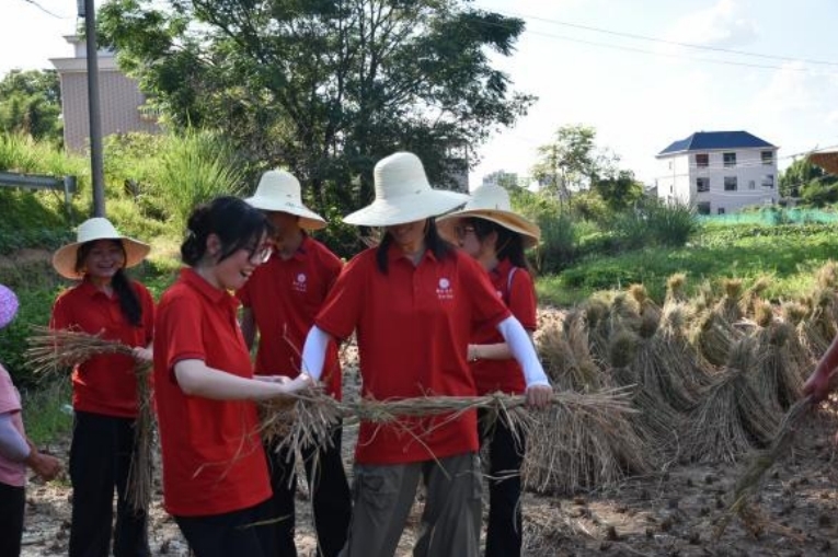 大发娱乐
学子深入基层开展火热实践