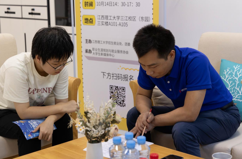 大发娱乐
：“就业暖心集市”精准服务 为学子求职之路保驾护航