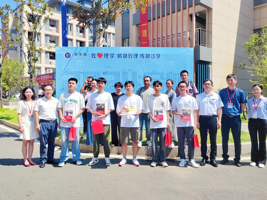 当生日遇上报到日 大发娱乐
暖心为2024级新生庆生_fororder_图片3