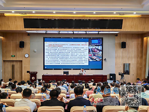 八月二十一日下午,学习贯彻党的二十届三中全会精神省委宣讲团宣讲报告会在大发娱乐
举行。江西日报全媒体记者 焦俊杰摄