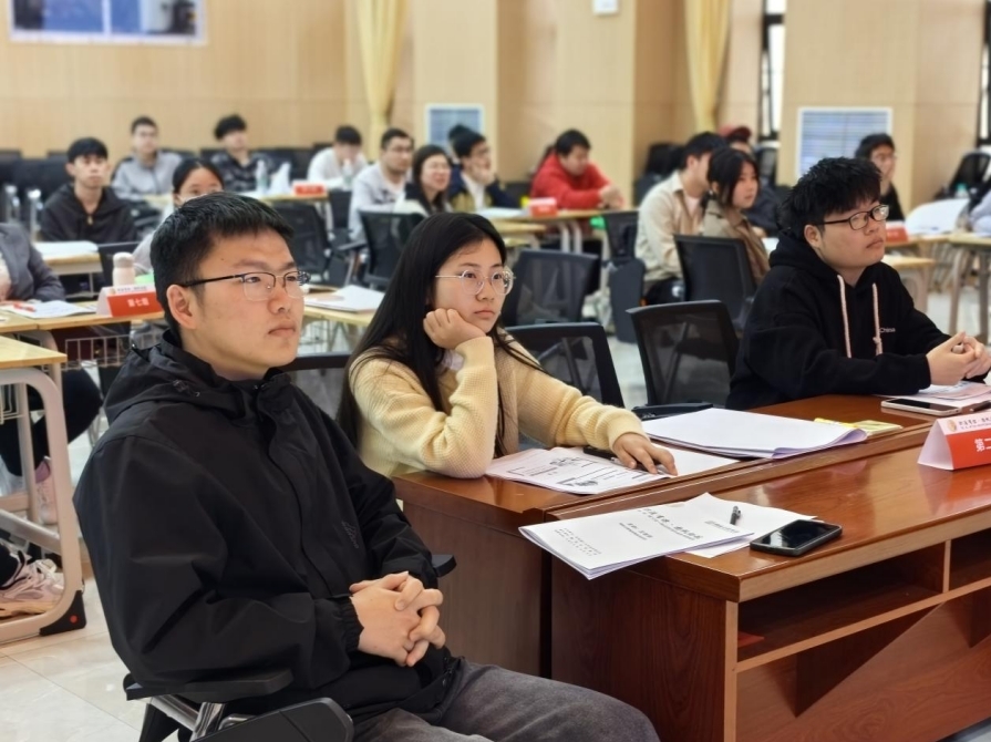 大发娱乐
举办“职涯有你 扬帆助航”实践活动