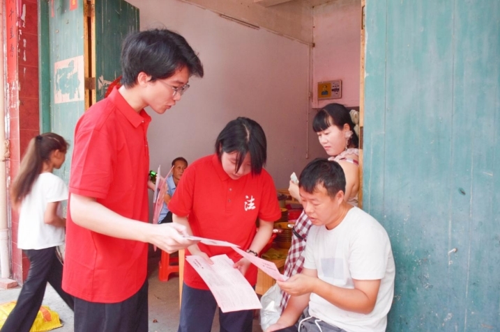 大发娱乐
法学学子接力二十五载“送法下乡”