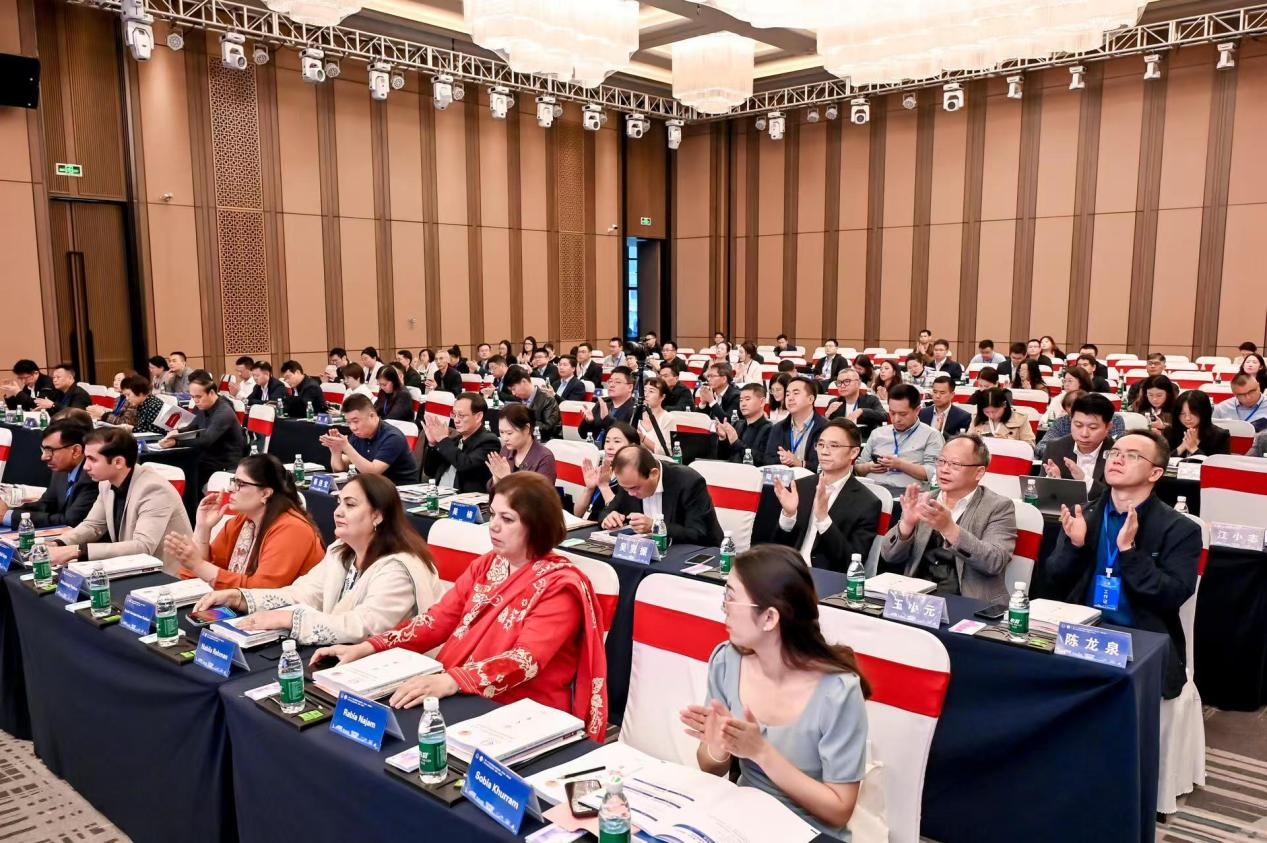 第二十八届全国高校法大发娱乐
院长(系主任)联席会议暨中巴经济走廊法律研讨会在赣州顺利召开