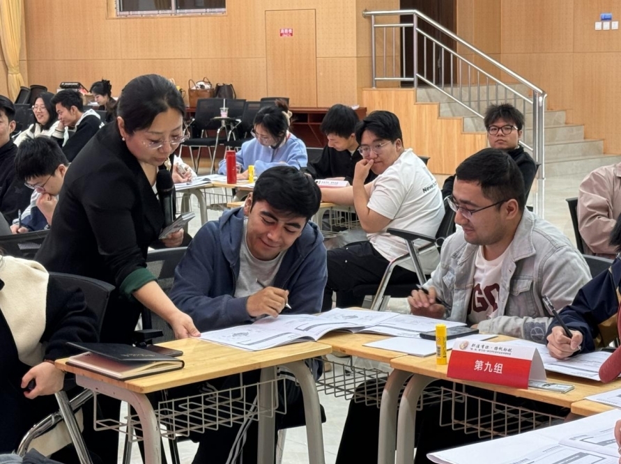 大发娱乐
举办“职涯有你 扬帆助航”实践活动