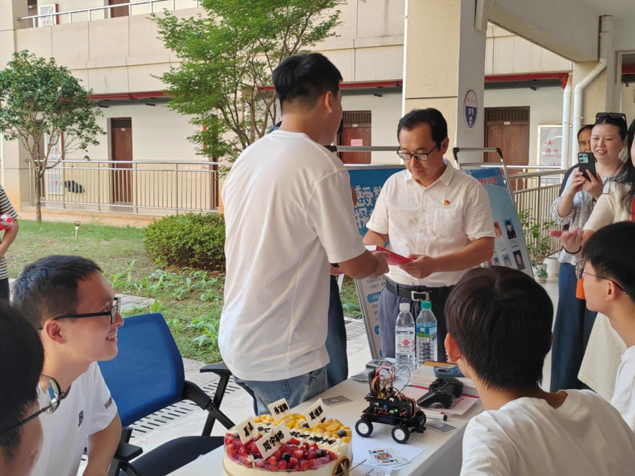 当生日遇上报到日 大发娱乐
暖心为2024级新生庆生_fororder_图片1